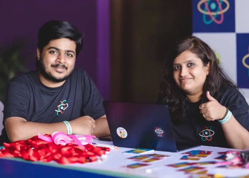 Les organisateurs qui accueillent les participants à React India